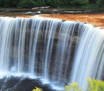 Marvel at Nature's Majesty: Tahquamenon Falls