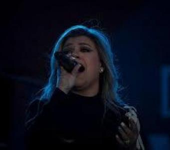 Unveiling the Wealth: Exploring Kelly Clarkson's Net Worth